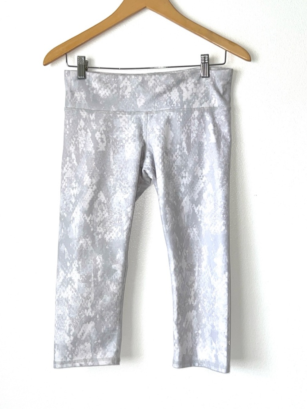 ALO Python Crop Leggings - Picture 2 of 7